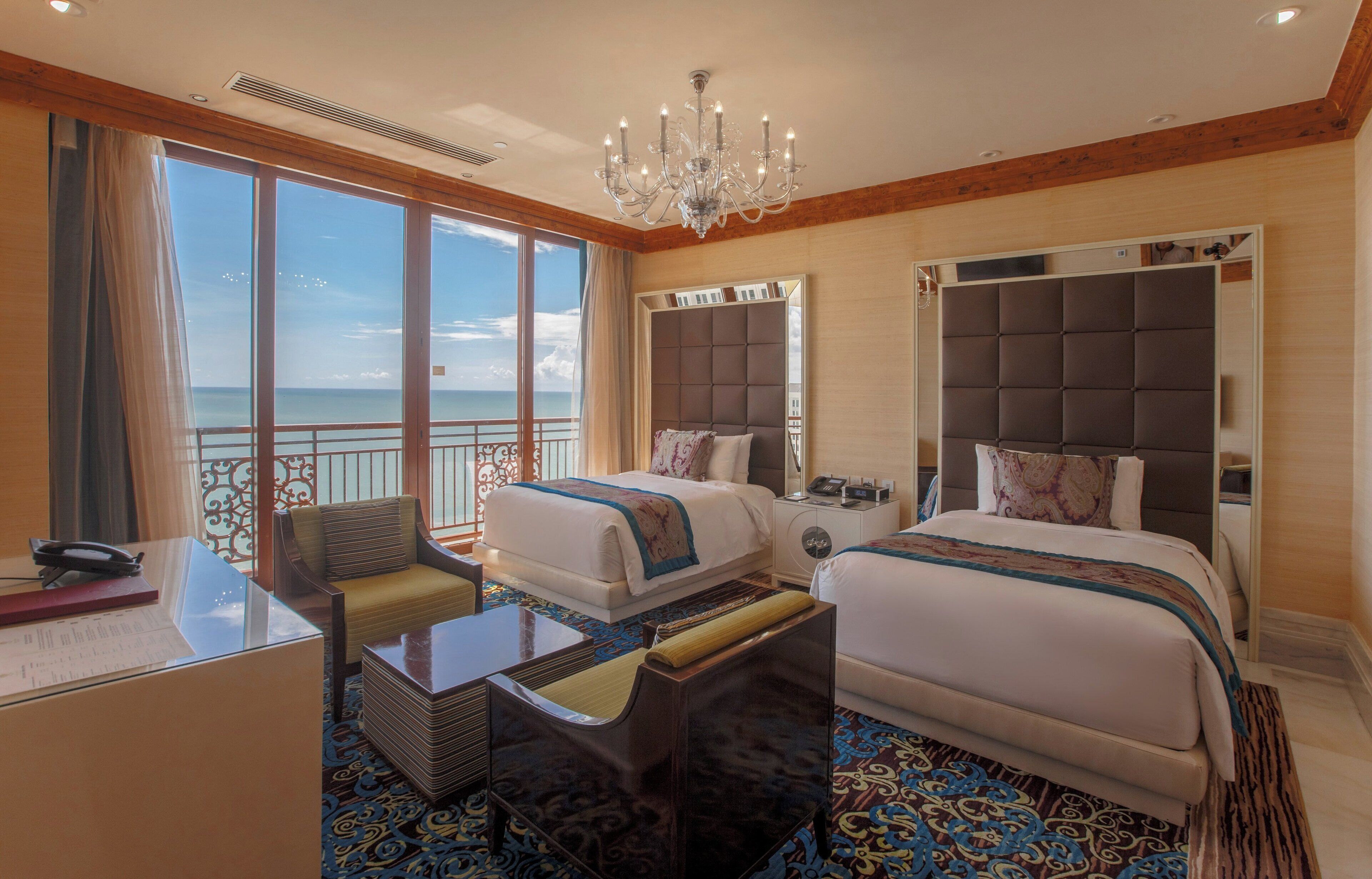 Chăn bông, minibar với thức uống miễn phí, két bảo mật tại phòng, bàn 