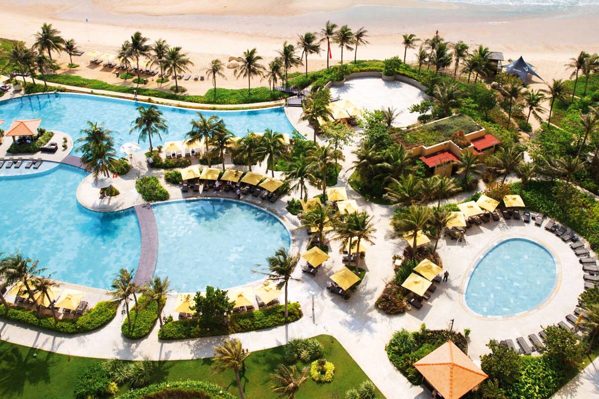 2 twin beds grand ocean view | outdoor pool | 3 outdoor pools, pool cabanas (surcharge), pool loungers