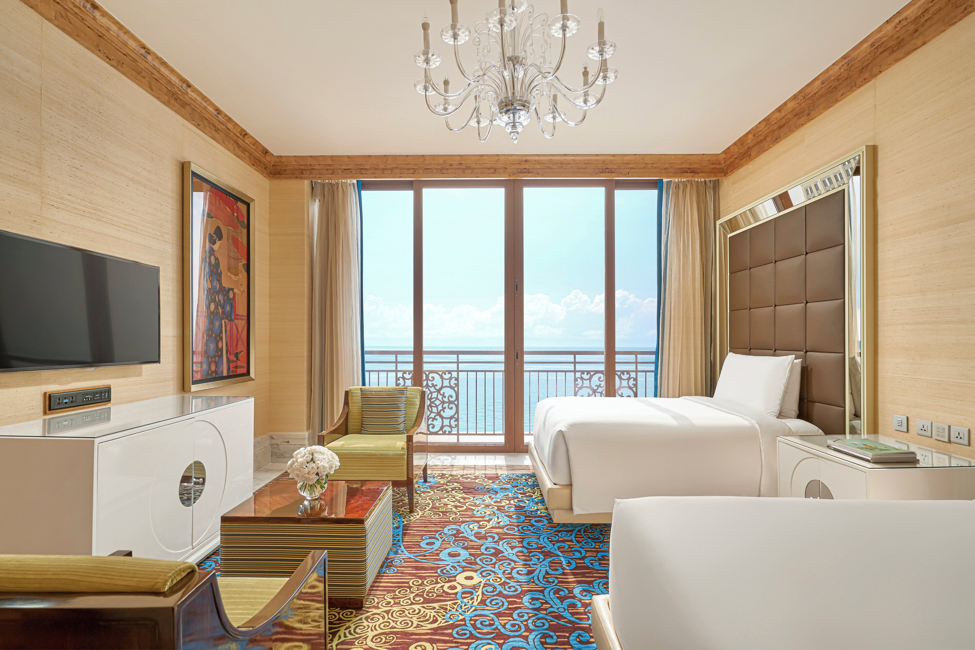 Chăn bông, minibar với thức uống miễn phí, két bảo mật tại phòng, bàn 