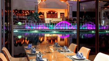 4 restaurants; breakfast, lunch, dinner and brunch served