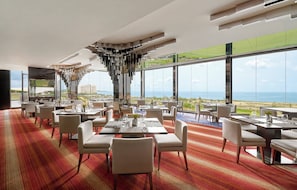 4 restaurants servant le déjeuner, le dßner, le souper et le brunch