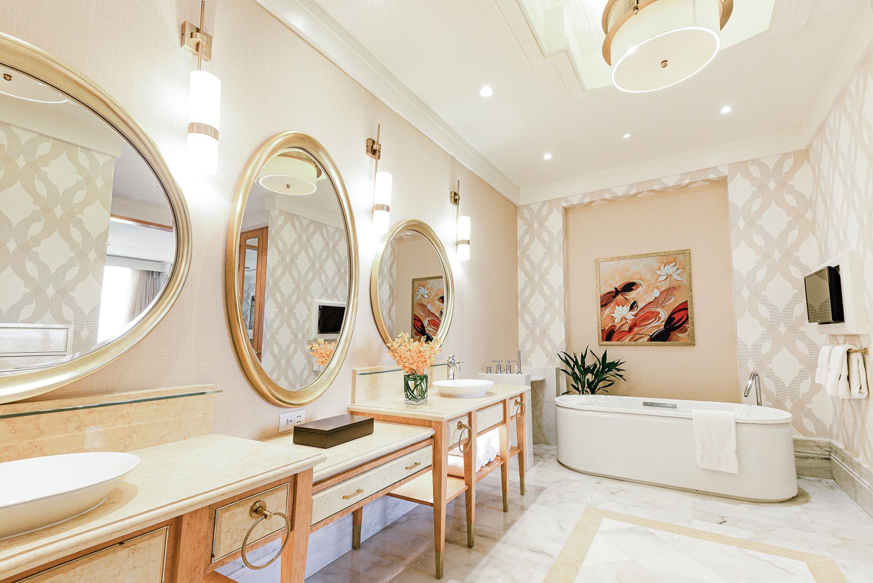 Grand suite, 1 slaapkamer, roken, uitzicht op golfbaan | Donsdekens, een gratis minibar, een kluis op de kamer, een bureau