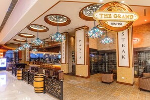 4 restaurantes; se sirven desayunos, comidas, cenas y brunch