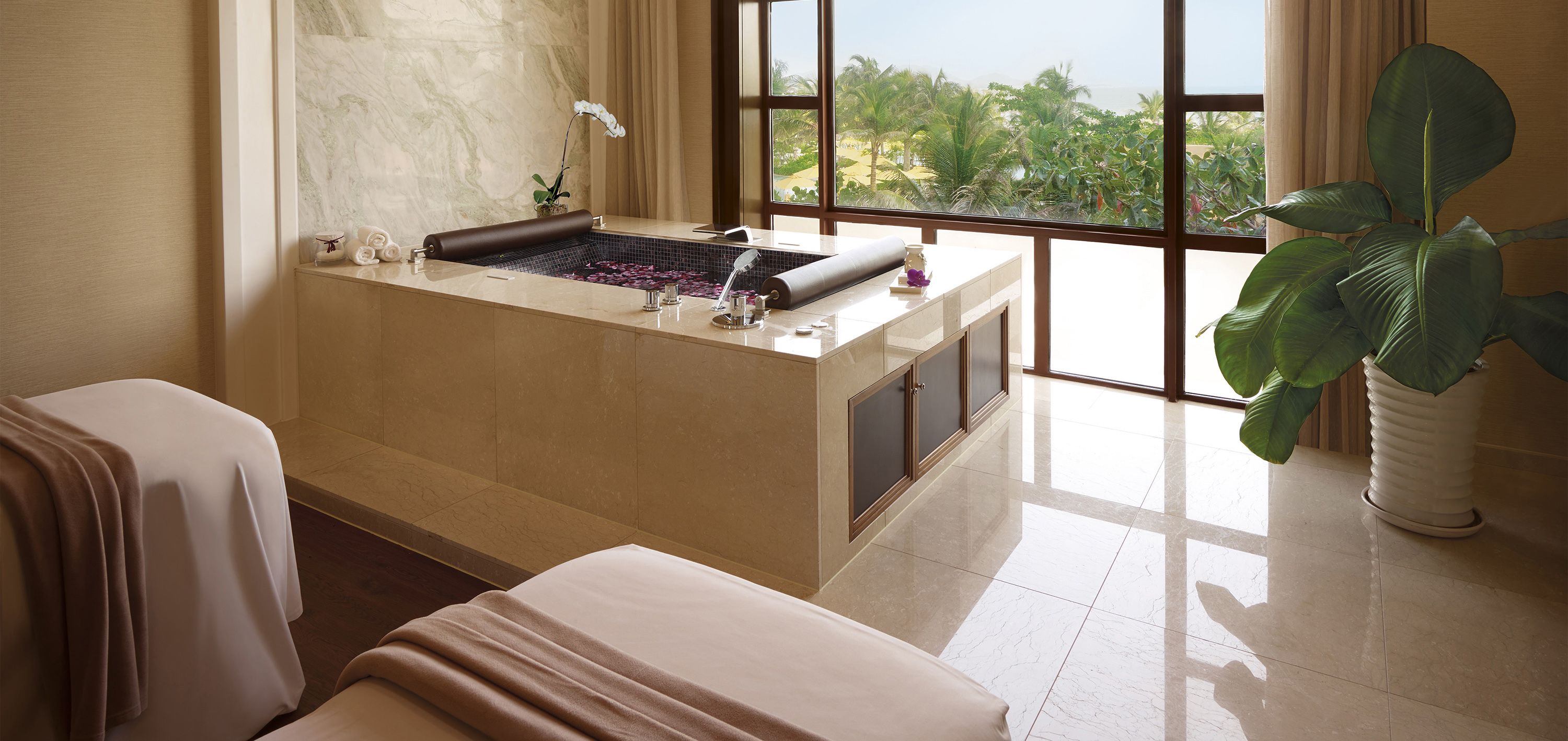 Couples treatment rooms, sauna, hot tub, body treatments, hydrotherapy