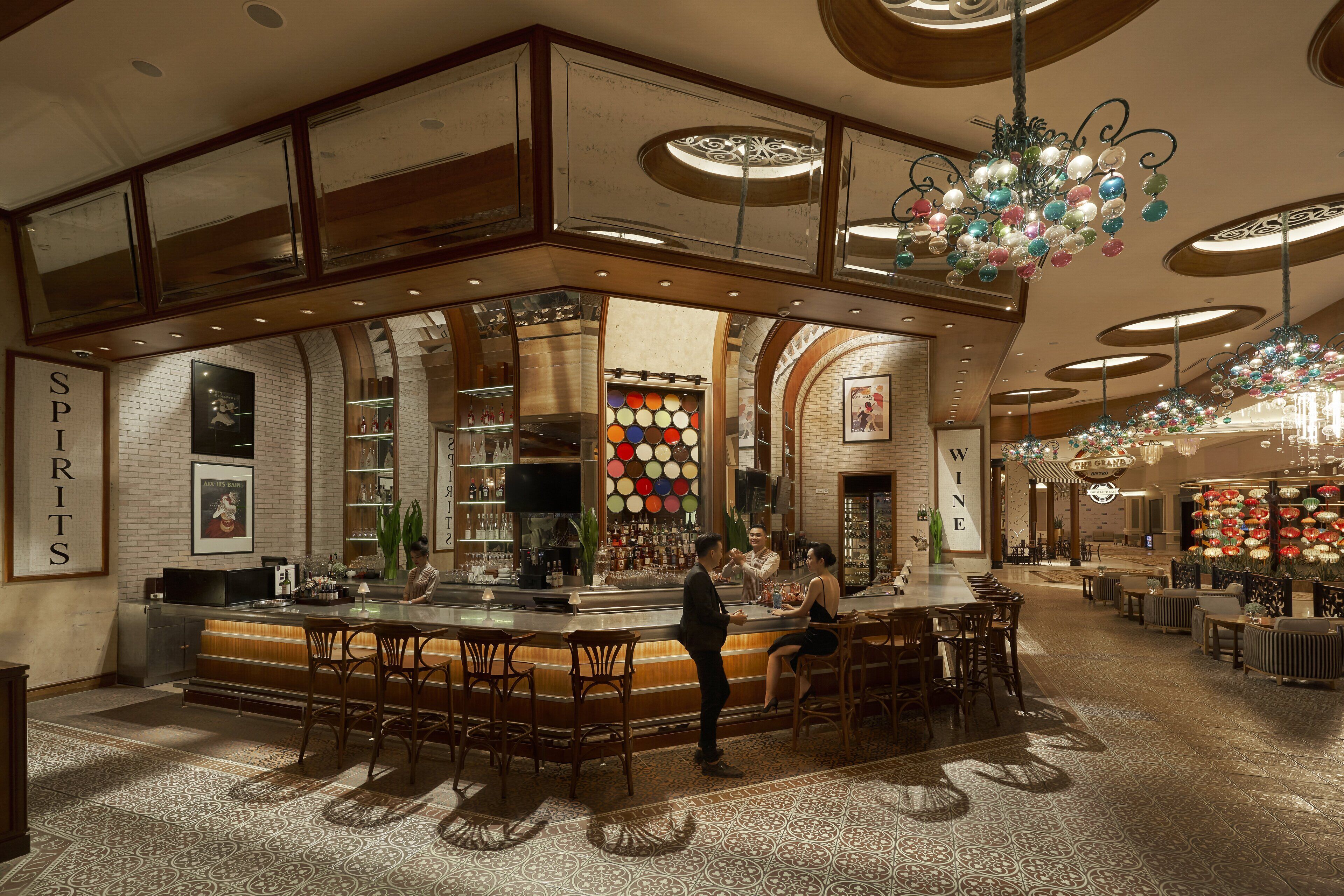 4 restaurantes, se sirven desayunos, comidas, cenas y cocina china