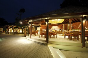 4 restaurants, lunch, dinner served; international cuisine 