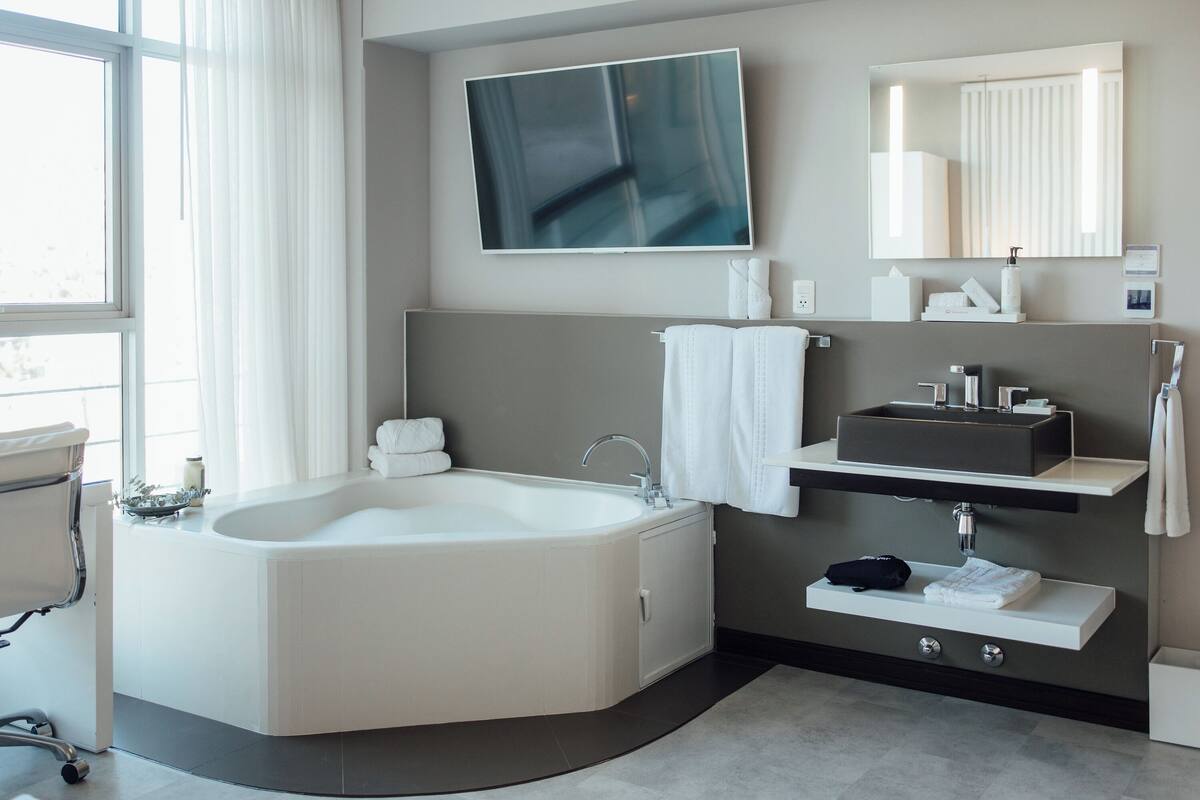 junior suite | premium bedding, pillow-top beds, minibar, in-room safe