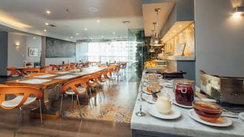 Petit déjeuner, déjeuner et dßner servis sur place