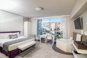 Junior suite | Luxe beddengoed, pillowtop-bedden, een minibar, een kluis op de kamer