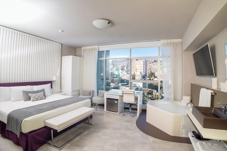 Suite junior | Ropa de cama de alta calidad, camas con pillow-top y minibar