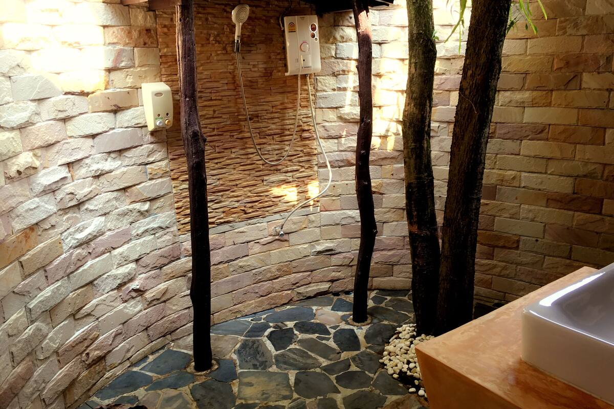 free toiletries, towels