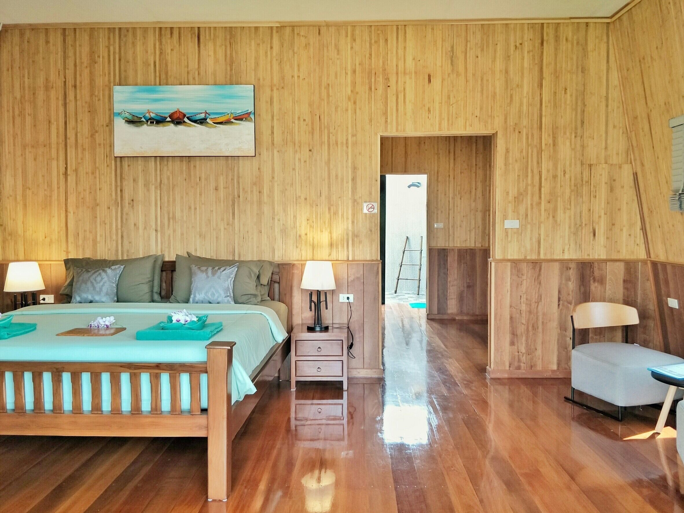 Deluxe-bungalow, 2 makuuhuonetta, tupakointi kielletty, osittainen merinäköala | Minibaari, tallelokero huoneessa, työpöytä, lisävuoteet