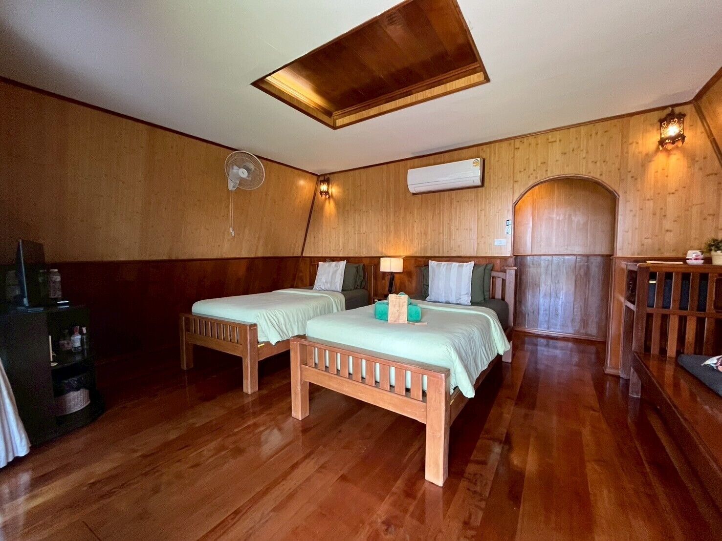 Minibar, brankas, meja kerja, dan tempat tidur lipat/tambahan