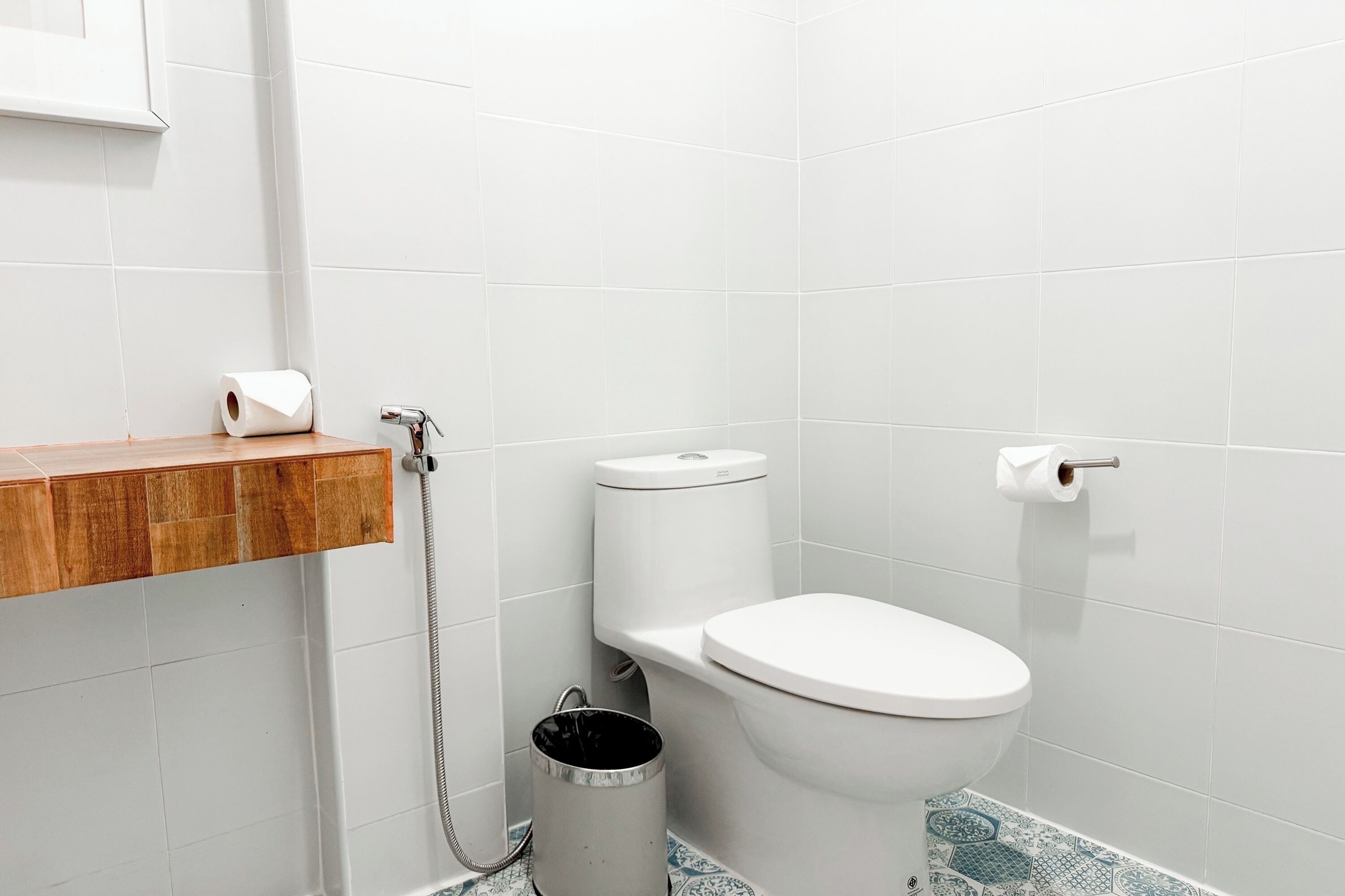 deluxe suite | bathroom | shower, free toiletries, slippers, towels