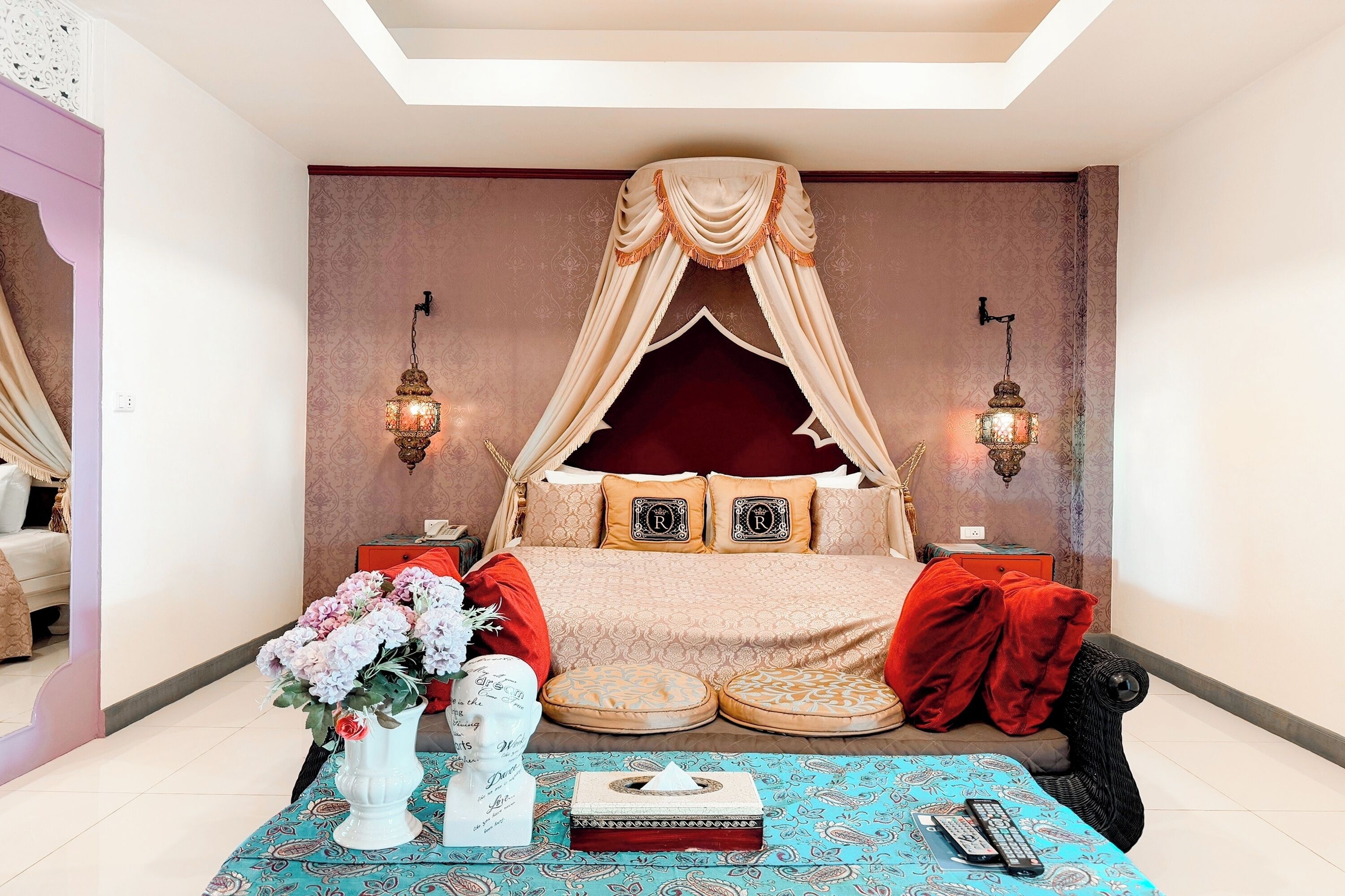 deluxe suite | desk, iron/ironing board, free wifi, bed sheets