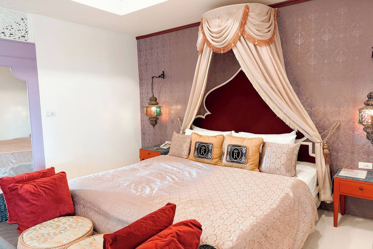 deluxe suite | desk, iron/ironing board, free wifi, bed sheets