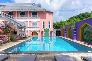 Una piscina al aire libre