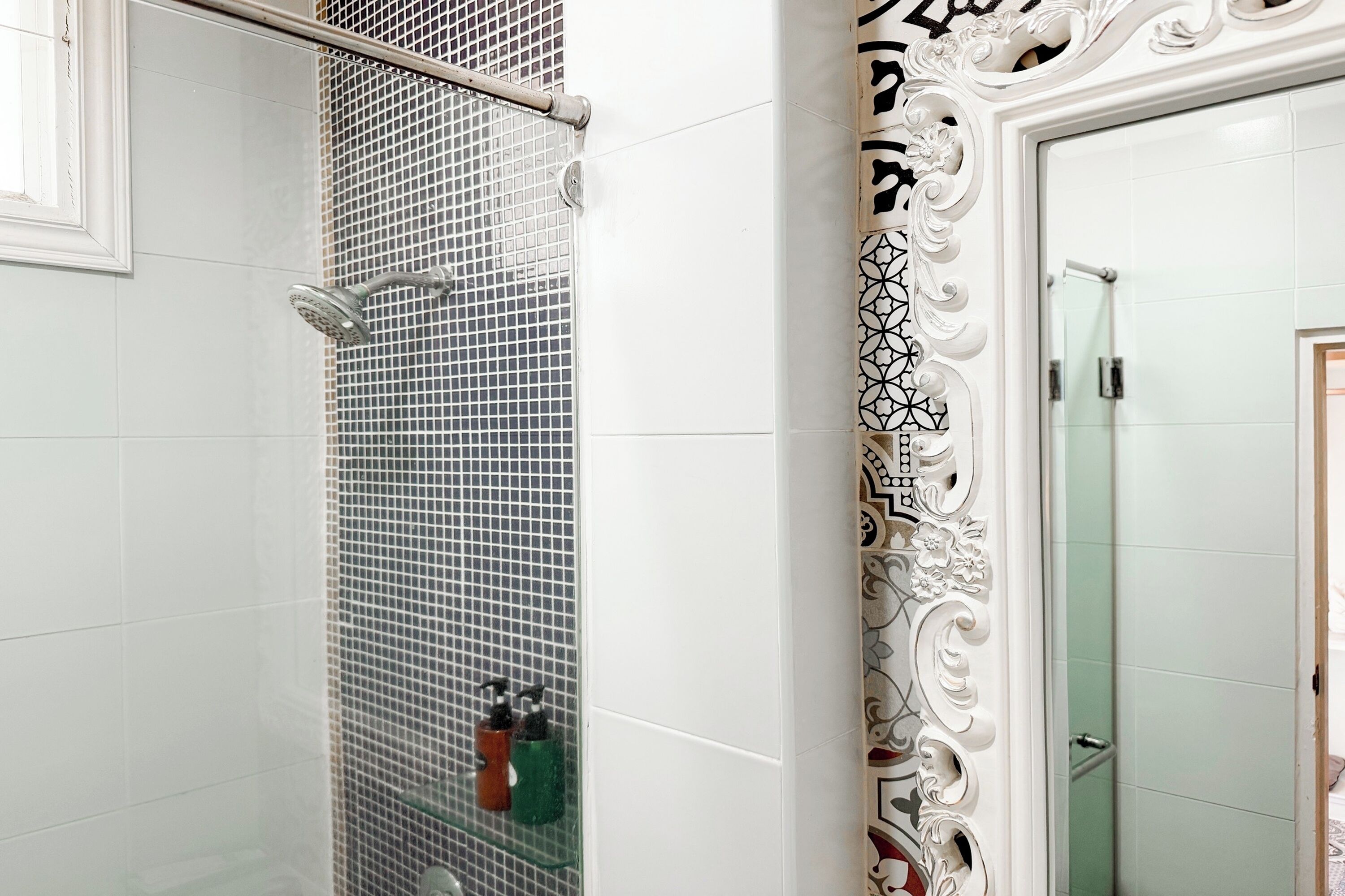 deluxe suite | bathroom | shower, free toiletries, slippers, towels