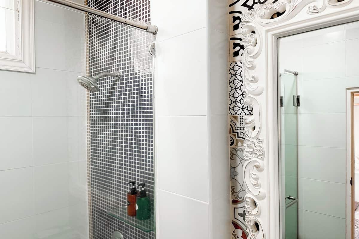deluxe suite | bathroom | shower, free toiletries, slippers, towels