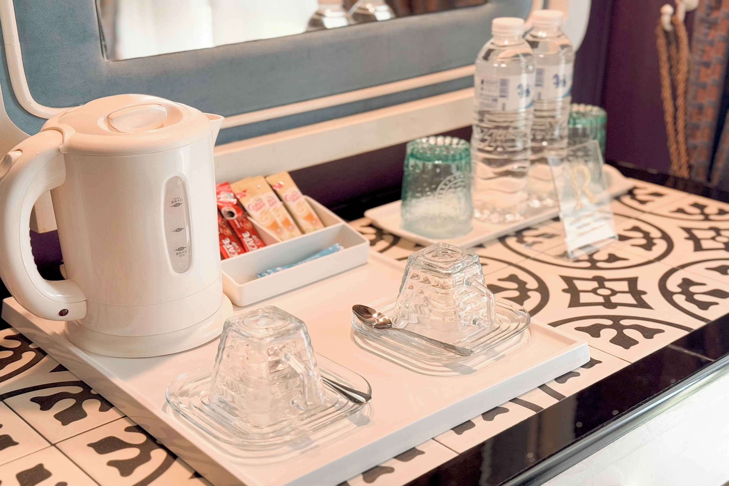 deluxe suite | desk, iron/ironing board, free wifi, bed sheets