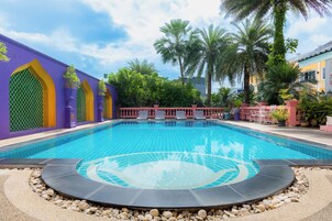 Una piscina al aire libre