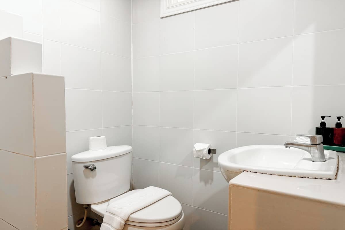 shower, free toiletries, slippers, towels