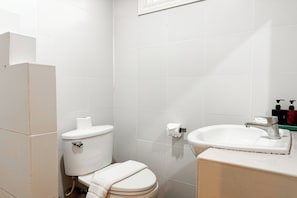 Douche, articles de toilette gratuits, chaussons, serviettes fournies