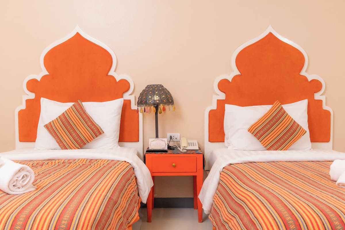 Deluxe Twin Room | Desk, iron/ironing board (on request), free WiFi, bed sheets