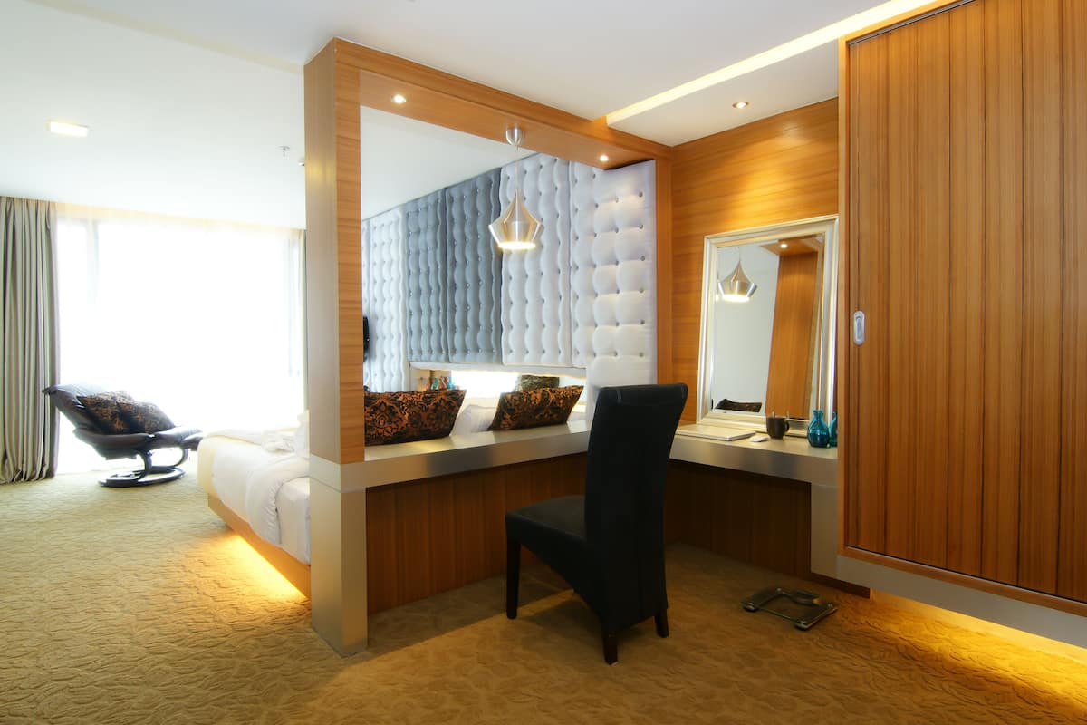 Mansion Suite | In-room safe, desk, iron/ironing board, free WiFi
