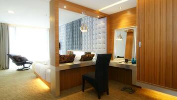 Mansion Suite | In-room safe, desk, iron/ironing board, free WiFi