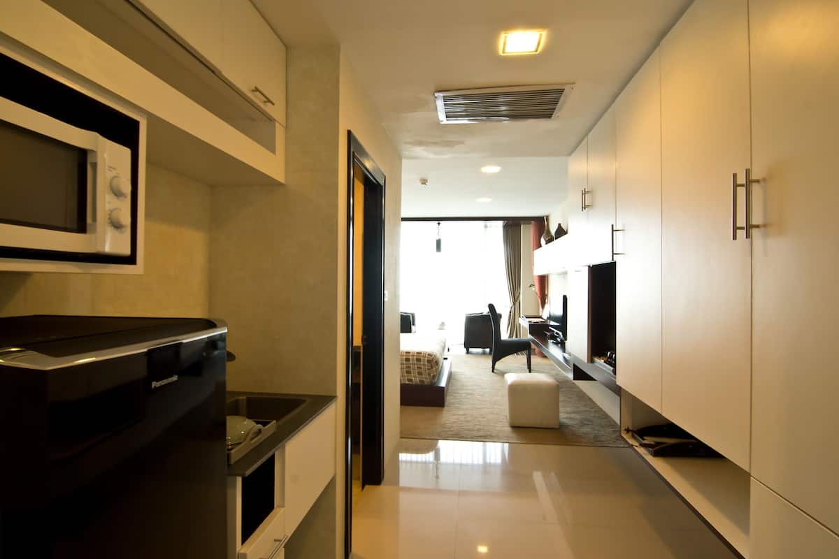 Room | Private kitchenette | Fridge, coffee/tea maker, electric kettle