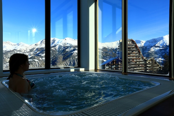Indoor spa tub