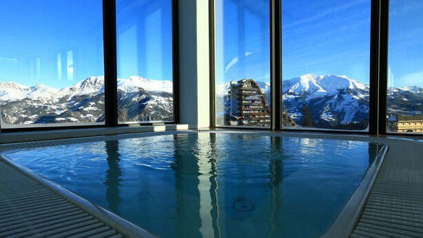 Un jacuzzi con vistas a la montaña.