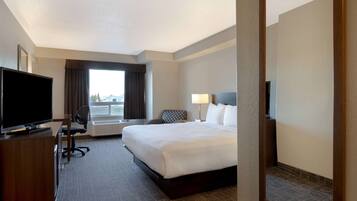 Escrivaninha, espaço de trabalho para notebook, cortinas blackout