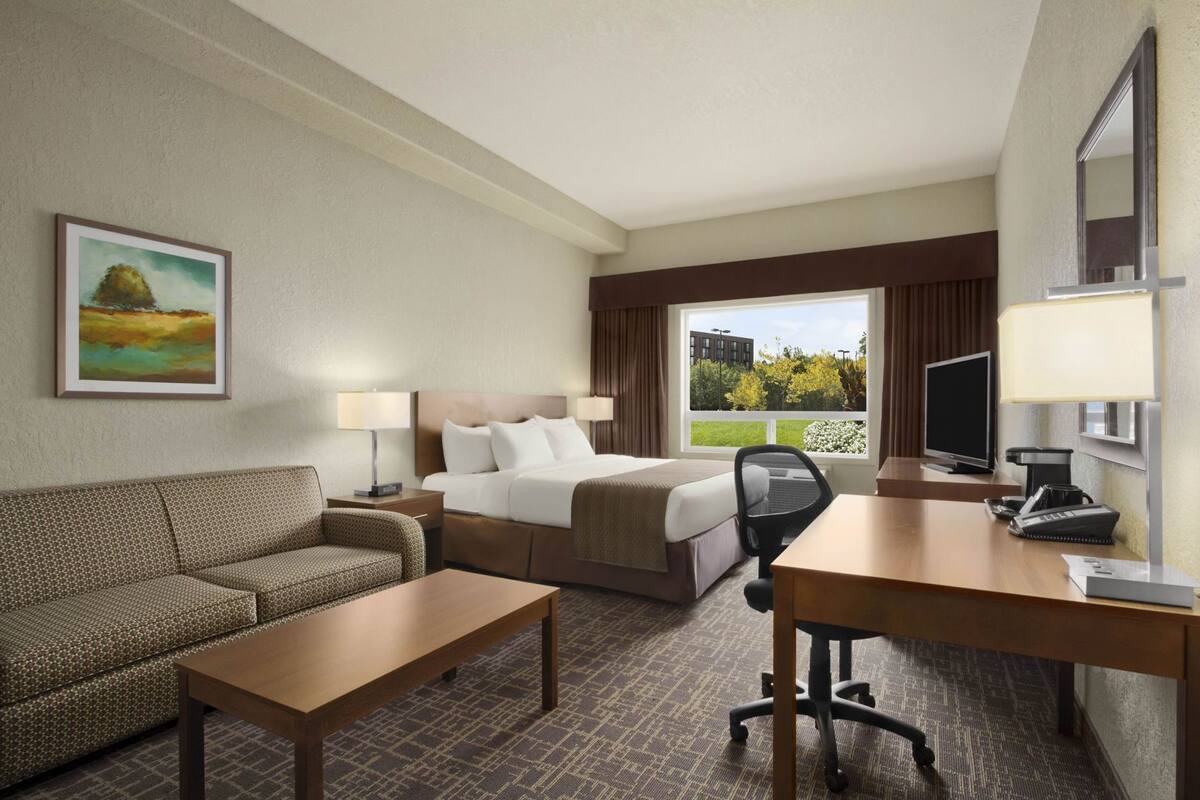 Escritorio, espacio para trabajar con laptop y cortinas blackout
