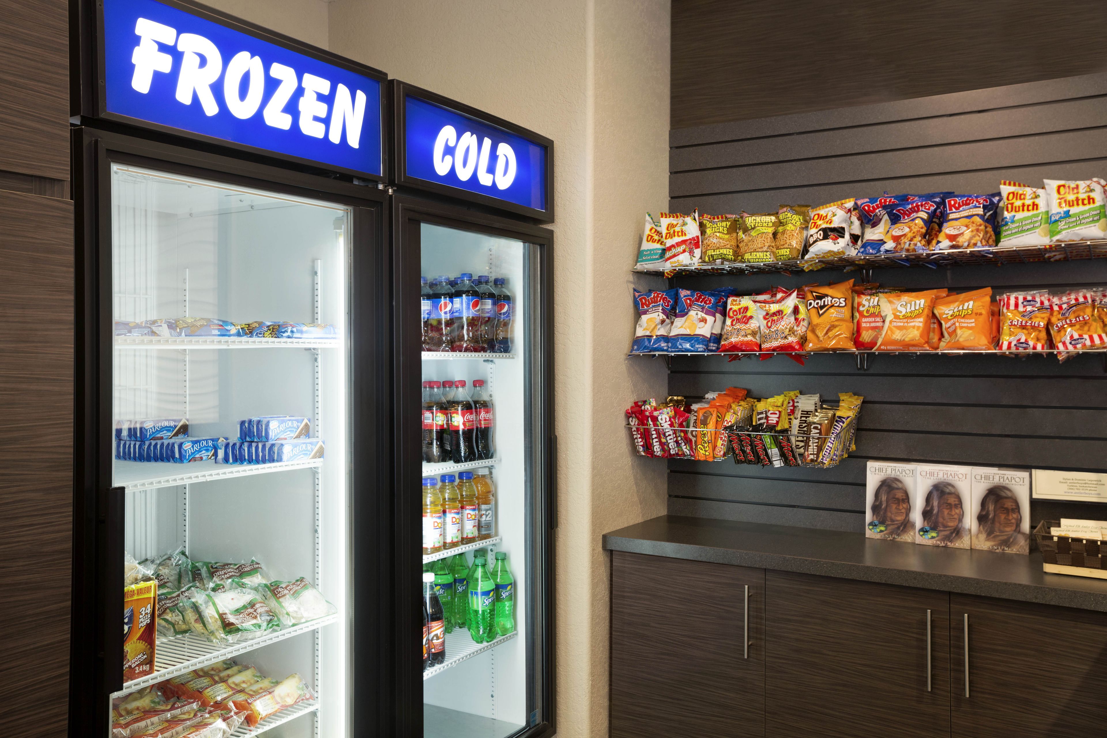En iskold sektion i en butik med forskelligt slik og drikkevarer.