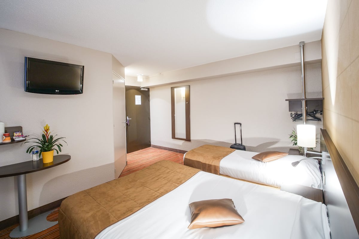 Family Room | Premium bedding, desk, blackout curtains, soundproofing
