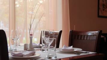 Breakfast served, international cuisine