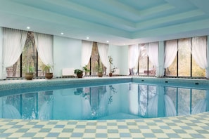 Piscine couverte, accès possible de 10 h 00 à 21 h 00, chaises longues