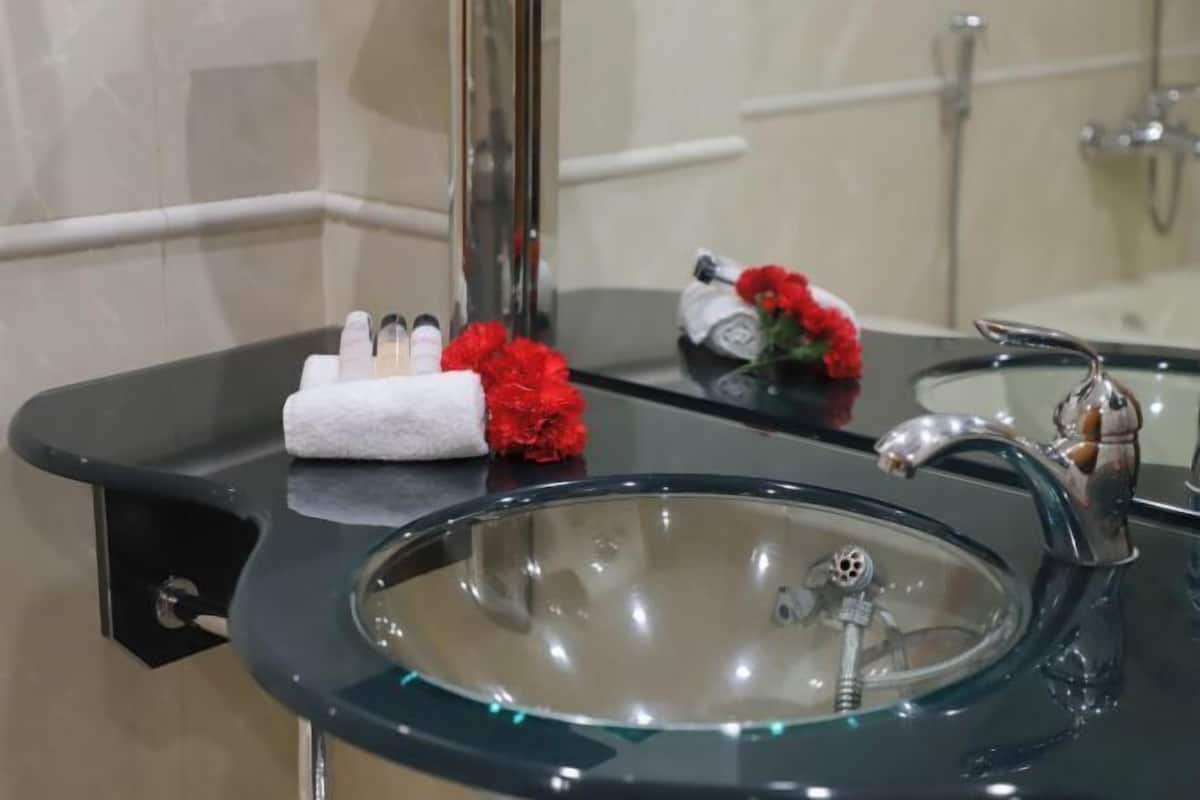 Bathroom | Free toiletries, hair dryer, bathrobes, slippers