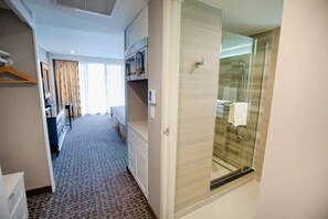 Deluxe Room, 1 King Bed | In-room safe, desk, soundproofing, iron/ironing board