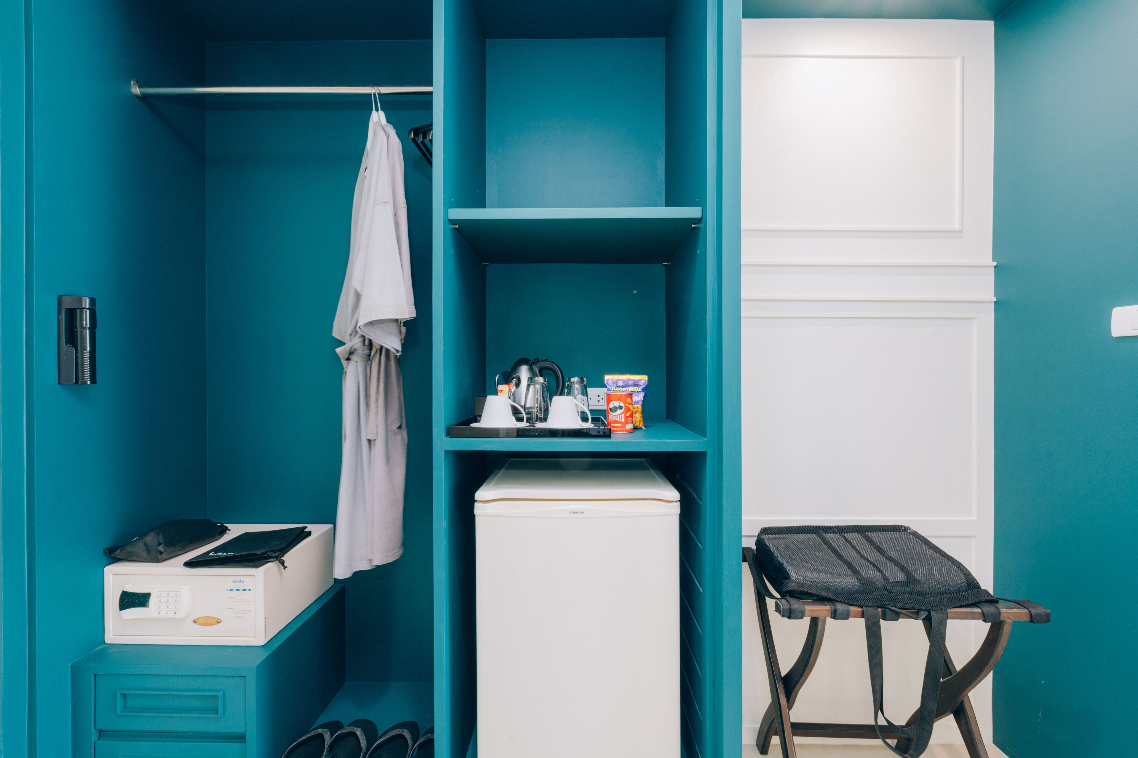 deluxe room, pool view | minibar, in-room safe, individually decorated, desk