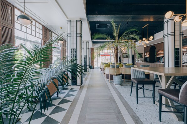 早餐，供應午餐和晚餐