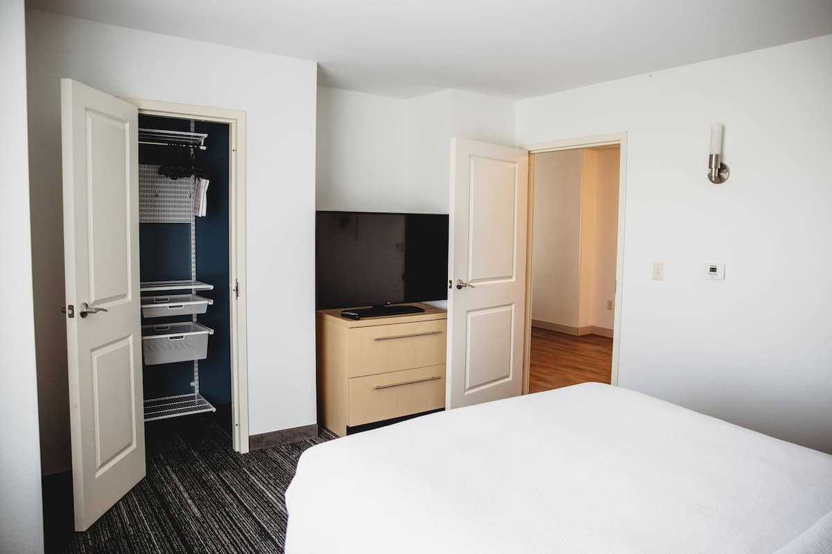 suite, 2 bedrooms | 1 bedroom, desk, iron/ironing board, free cots/infant beds