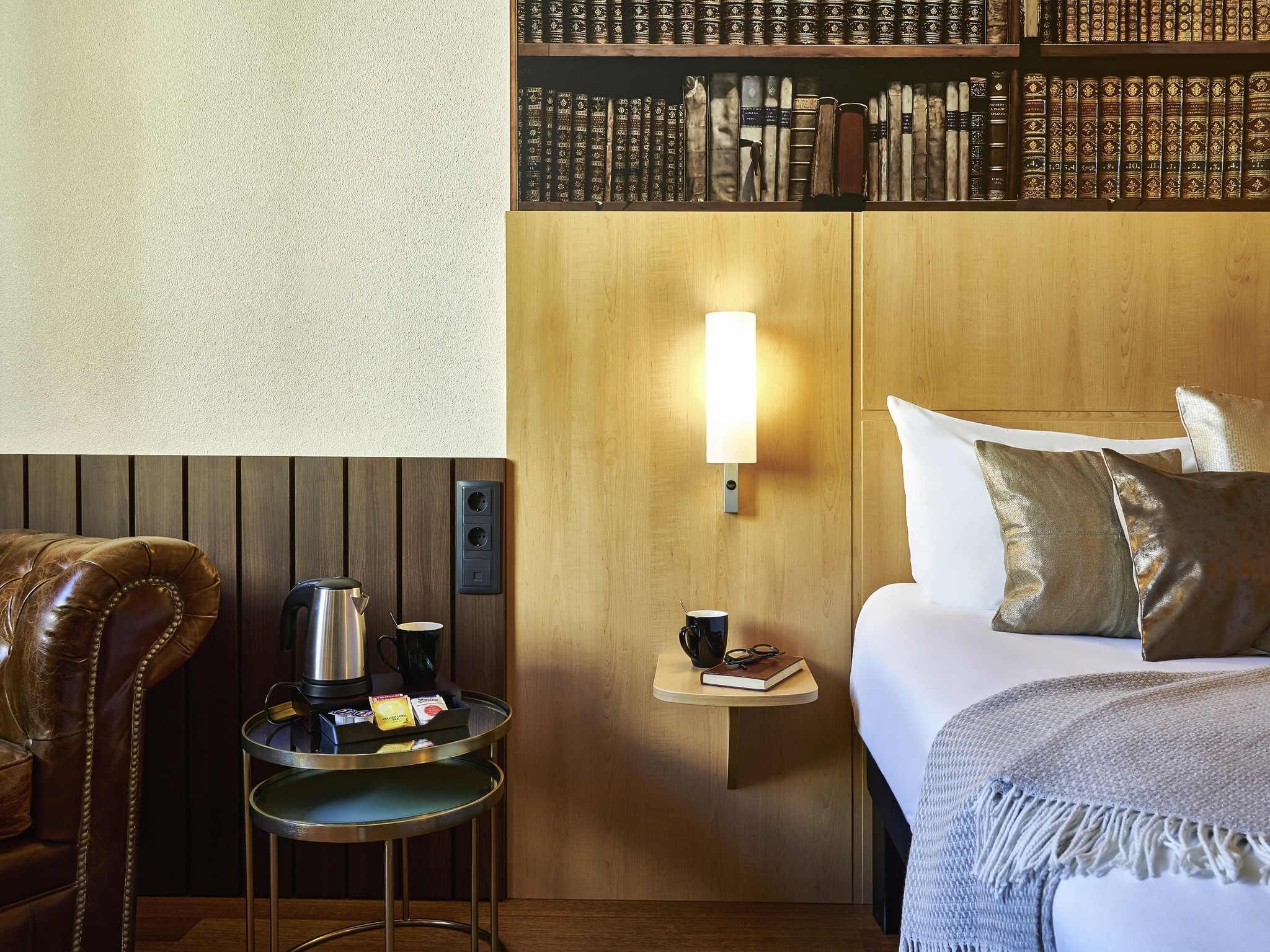 Caja de seguridad en la habitación y escritorio 