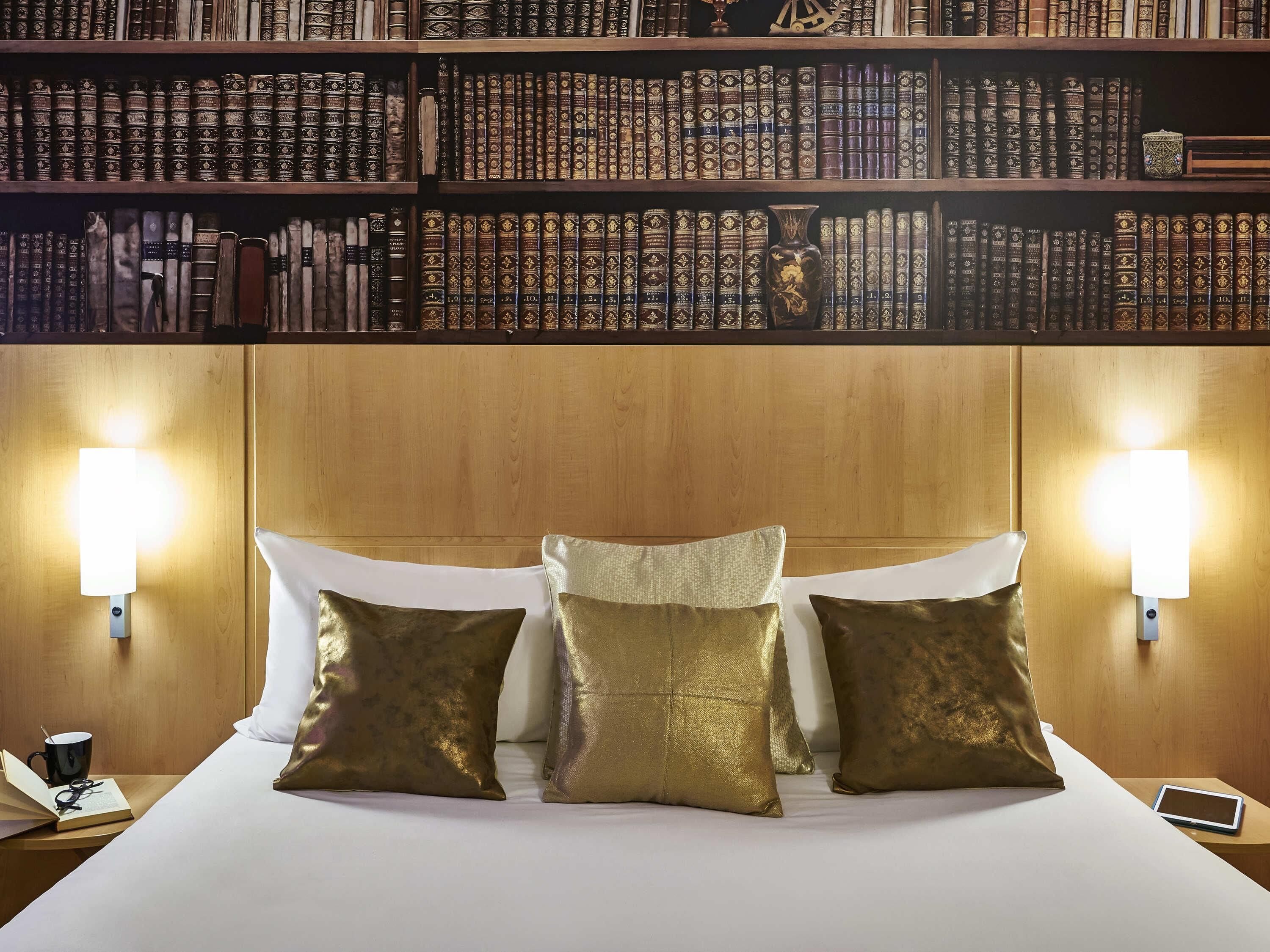 Kamer, 1 tweepersoonsbed | Een kluis op de kamer, een bureau, geluiddichte muren