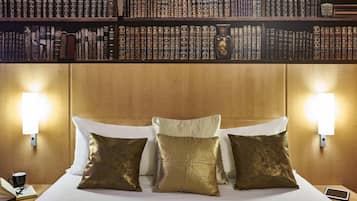 Kamer, 1 tweepersoonsbed | Een kluis op de kamer, een bureau, geluiddichte muren