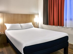 Standard Room (interior) | In-room safe, desk, soundproofing, iron/ironing board