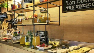 Bữa sáng buffet hàng ngày (12 EUR/mỗi người)