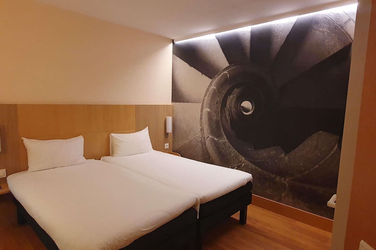 In-room safe, desk, soundproofing, iron/ironing board